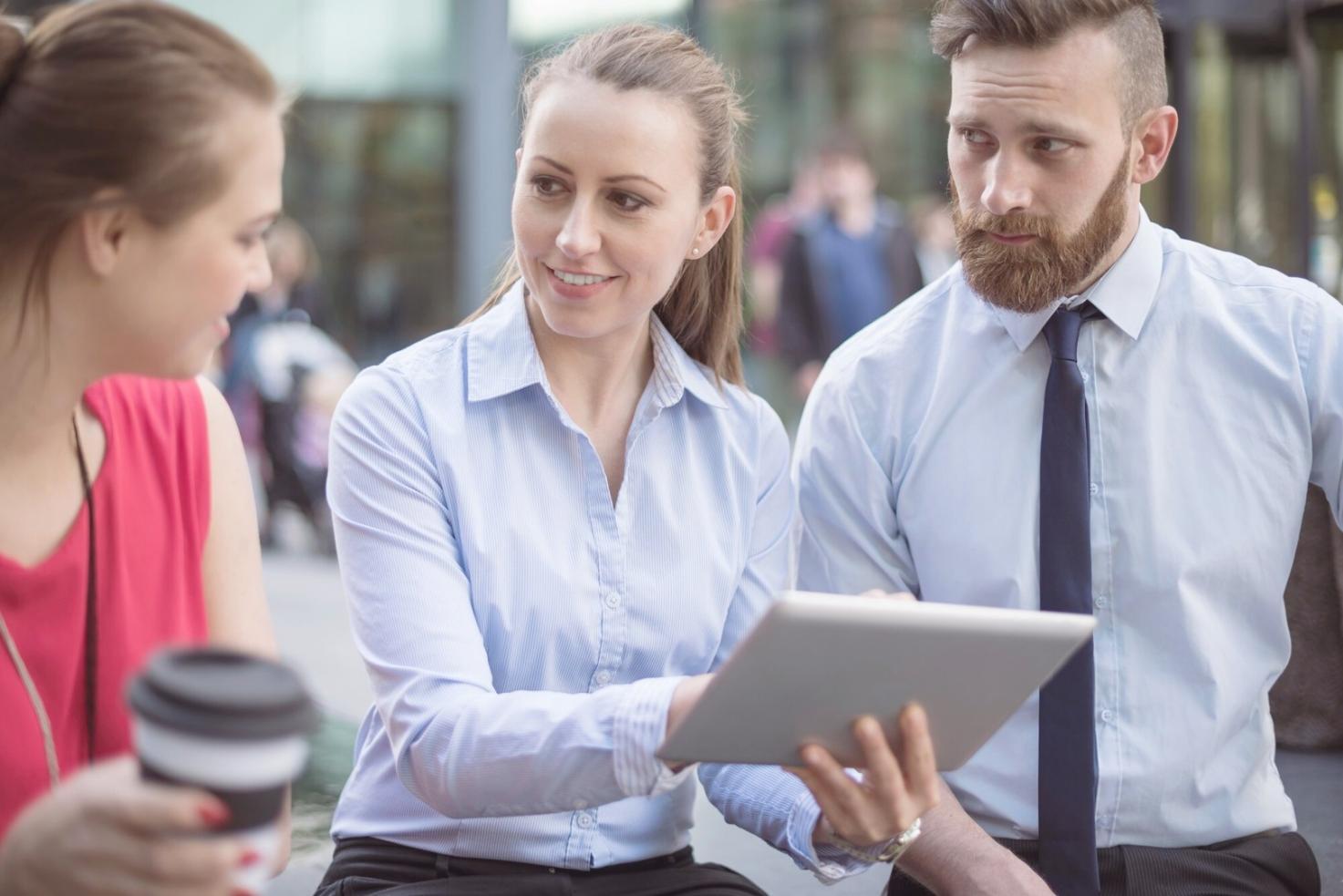 Estudiantes trabajando en análisis financiero colaborativo